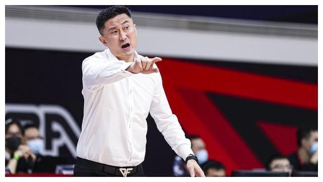 每天裸体跪着被主人调教